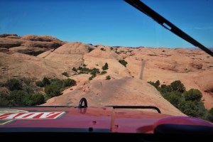 Hummer going up a sttep sandstone rock